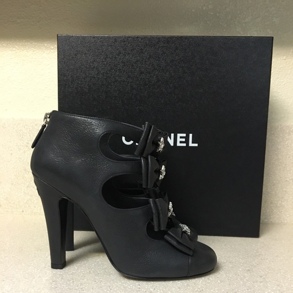 CHANEL Bow Heel Black Leather Size 39 - Picture 2 of 8